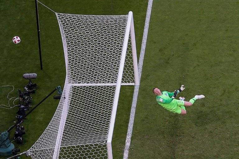 Pickford se estira cuan largo es para desviar el balón de su portería