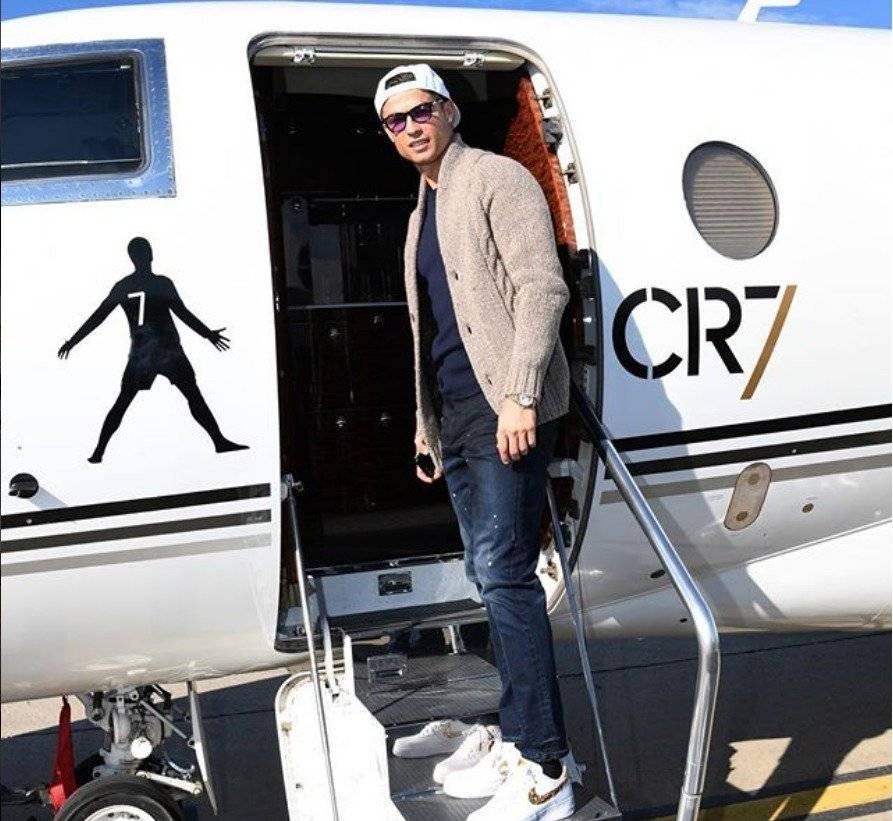 Cristiano Ronaldo momentos previo a subir a su avión