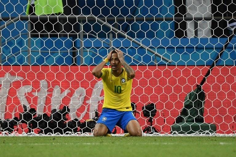 Neymar protesta en el suelo tras una falta que no se le fue cobrada