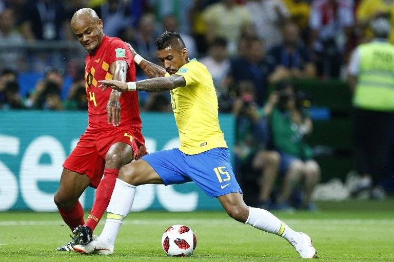 Kompany marca de cerca a Paulinho