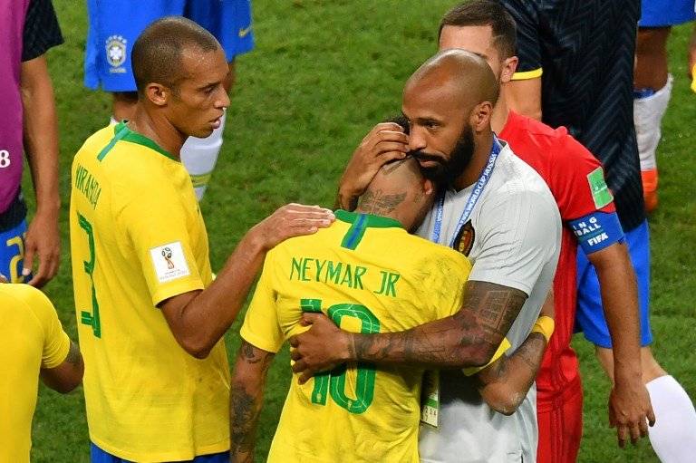 Henry consuela a Neymar tras la eliminación de Brasil