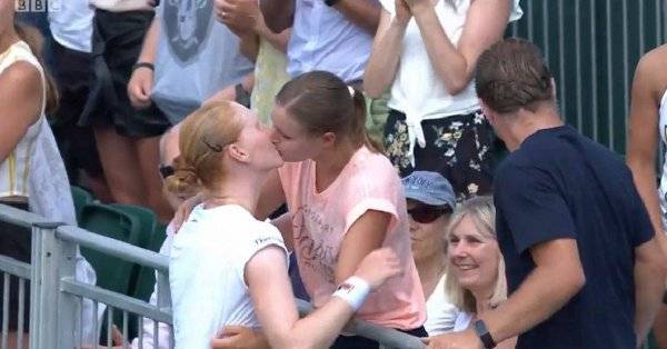 Alison festejó su triunfo dándole un beso a su novia