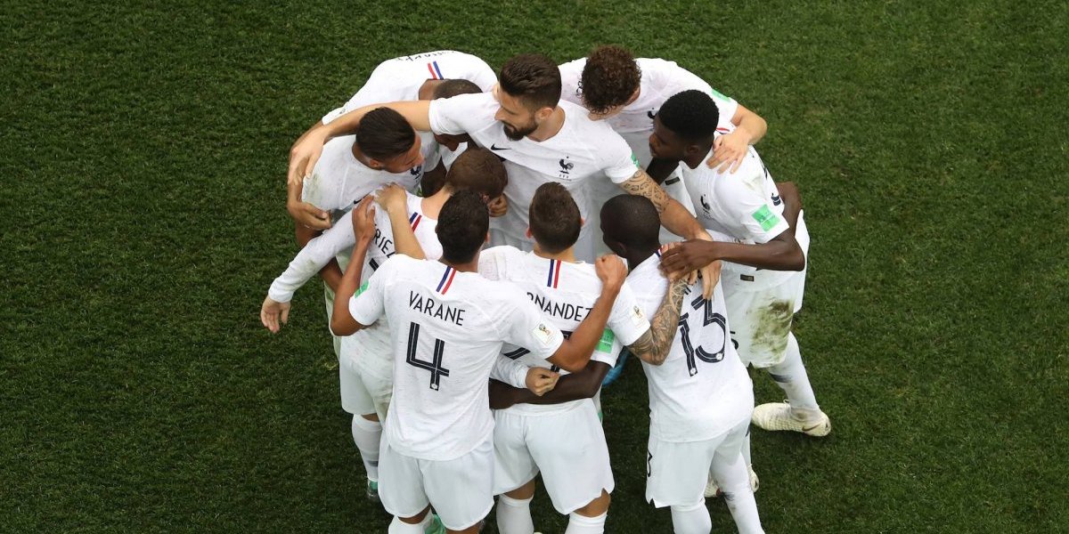 Francia jugará su tercera final de un Mundial — Fiesta en París Francia jugará su tercera final de un Mundial — Fiesta en París