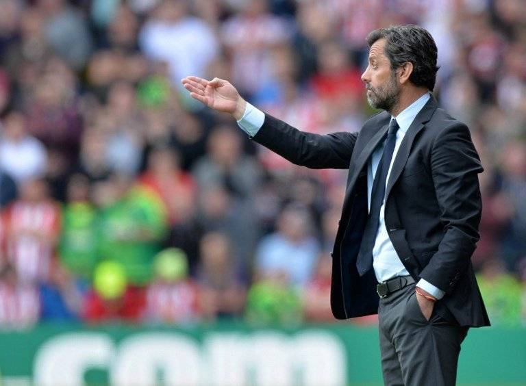 Sánchez Flores da órdenes en un partido del Watford de la Liga Premier