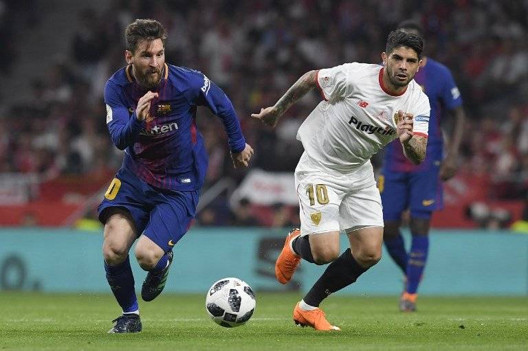 Lionel Messi y Ever Banega en un partido entre Barcelona y Sevilla