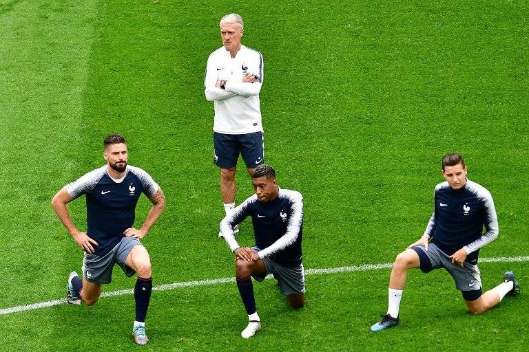 El técnico galo, Didier Deschamps, observa el trabajo de estiramiento de sus pupilos