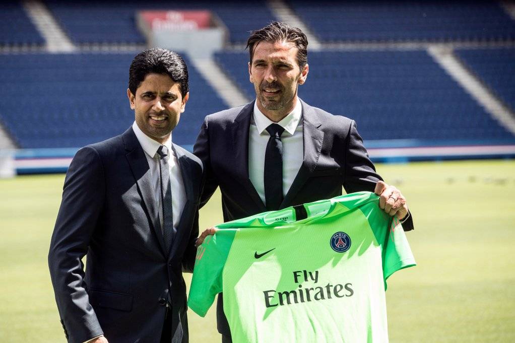 Buffon presentado por Nasser Al-Khelaïfi en el PSG / Foto: AP