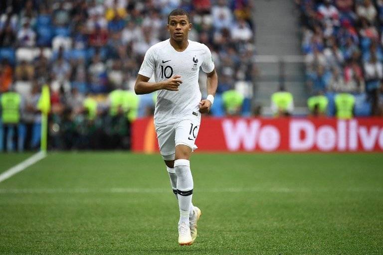 Mbappé corre durante el partido entre Francia y Uruguay