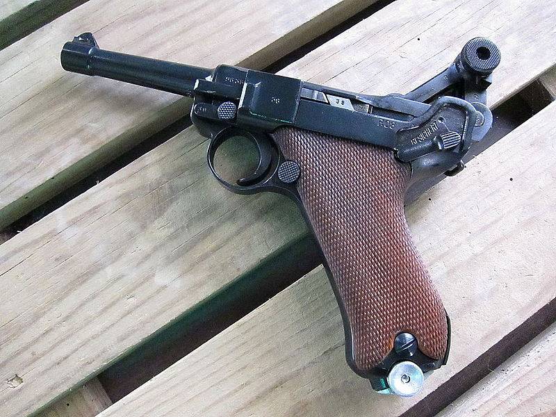 FAIL: En Colombia unos ladrones fueron atrapados pretendiendo robar con una pistola que podría valer 20.000 dólares FAIL: En Colombia unos ladrones fueron atrapados pretendiendo robar con una pistola que podría valer 20.000 dólares