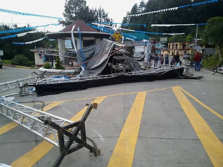 camión destruye escenario donde se presentaría el presidente Jimmy Morales en San Marcos