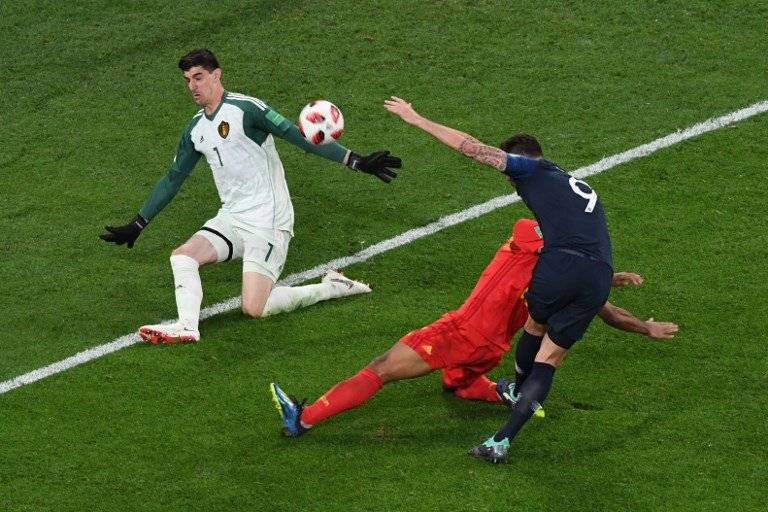 Courtois nuevamente salvó varias veces a Bélgica
