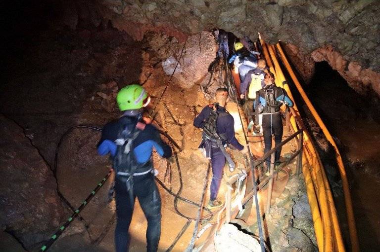 El equipo de rescate en su ardua labor para sacar a los niños que quedaron atrapados en la cueva de Tailandia