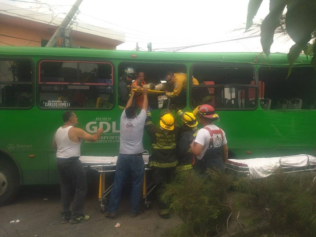 Choque de autobús deja 15 heridos y un muerto en Lomas del Paradero
