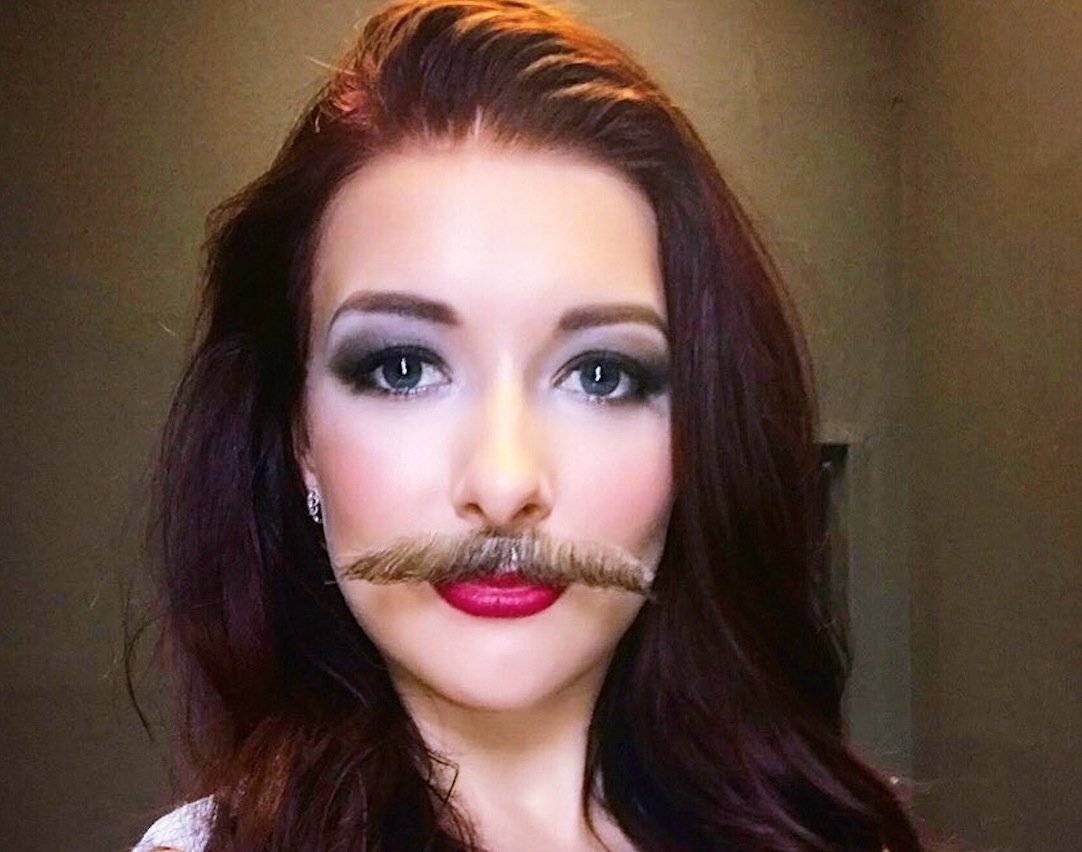 Mujer con bigote