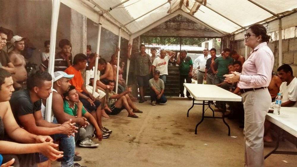Elizabeth Lara y migrantes