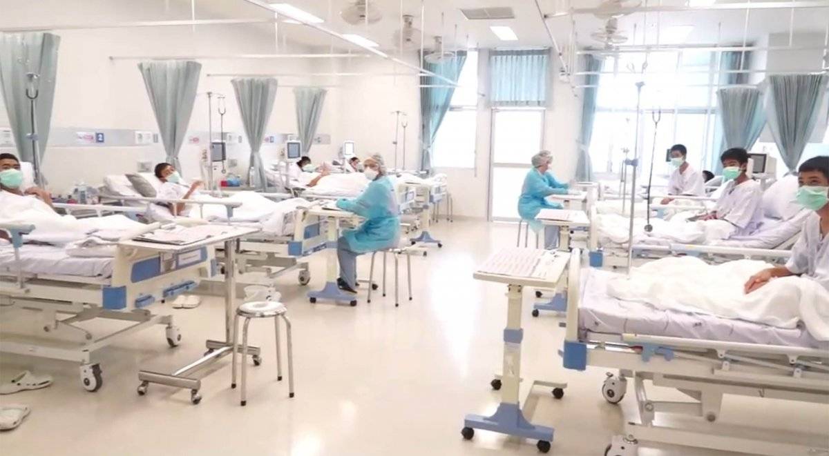 Los niños son atendidos en un hospital.