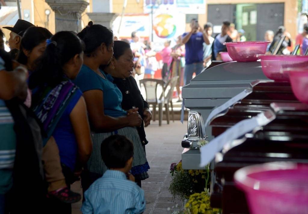 sepelio de familia fallecida por la erupción en San Miguel Los Lotes