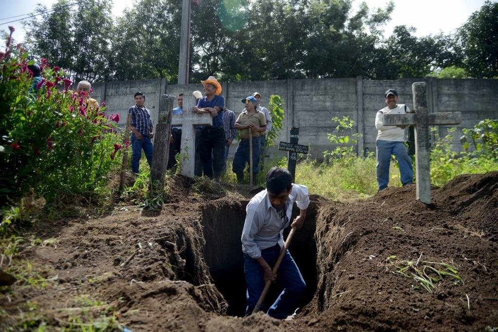 sepelio de familia fallecida por la erupción en San Miguel Los Lotes