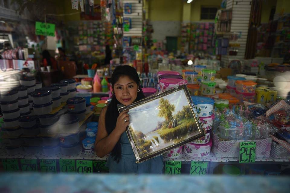 Una de las vendedoras del Paraíso Infantil muestra un cuadro