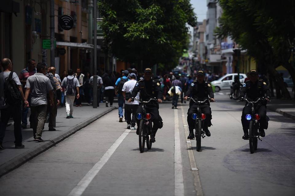 Los elementos de la PNC se transportan en motocicleta