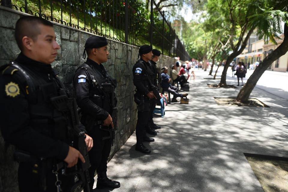 Agentes de la PNC en la Sexta Avenida