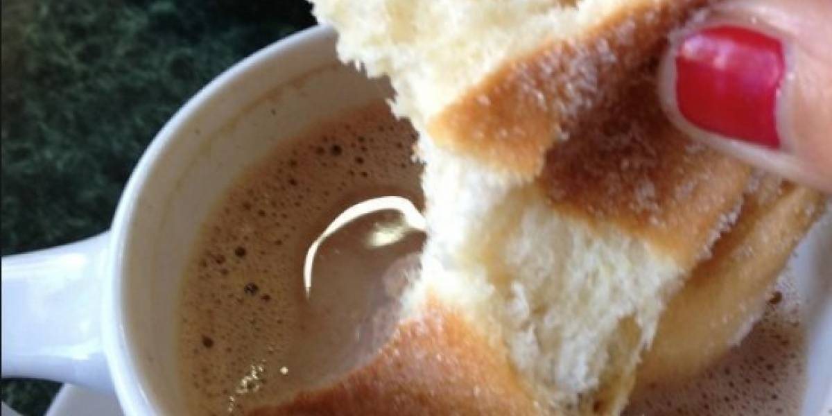 Millennial descubre "la nueva moda de mojar tu pan en café