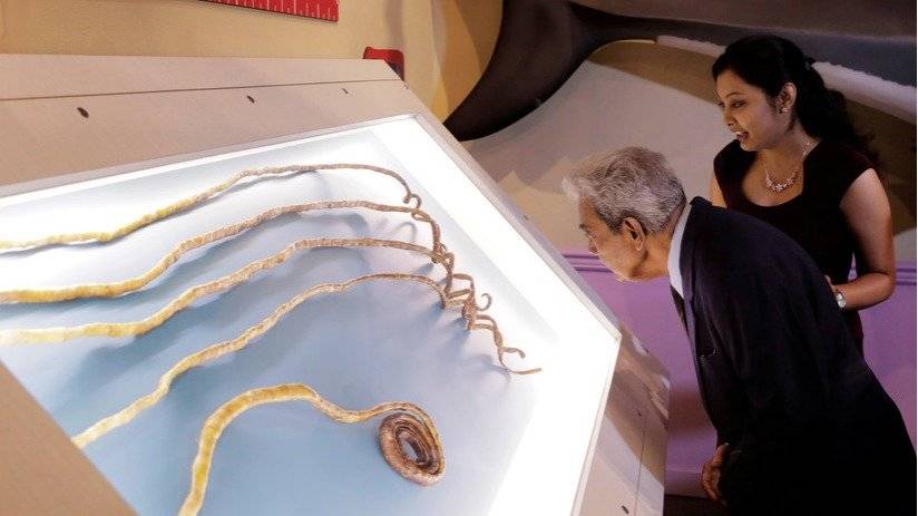 El hombre con las uñas más largas del mundo decide cortárselas después de 66 años
