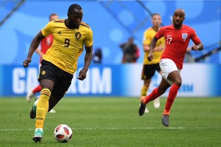 Lukaku conduce el balón durante el partido por el tercer puesto