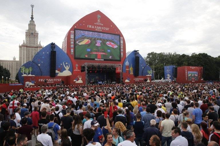El Fan Fest de Moscú es abarrotado por aficionados