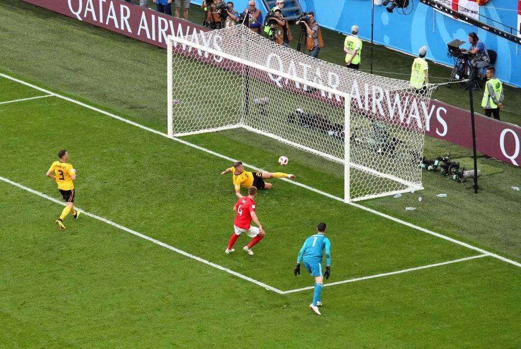 Alderweireld evitó el 1-1 parcial entre Inglaterra y Bélgica al sacarla de la línea / Foto: Getty Images