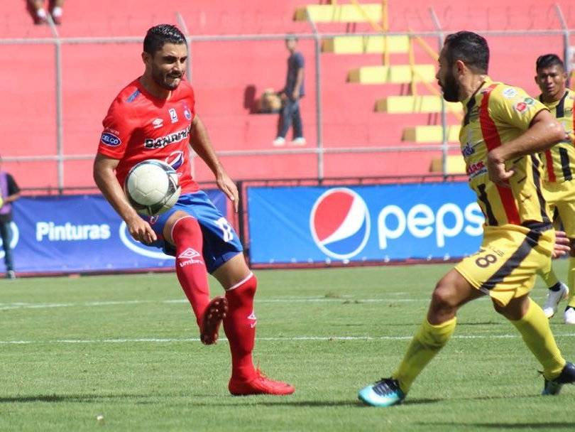 Pedro Samayoa intenta dominar el balón ante la presencia de un jugador hondureño