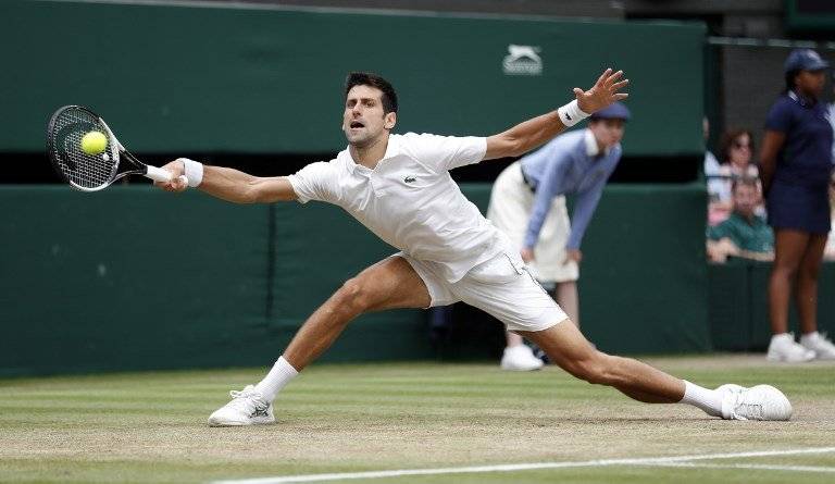Djokovic devuelve un servicio en el partido ante Nadal