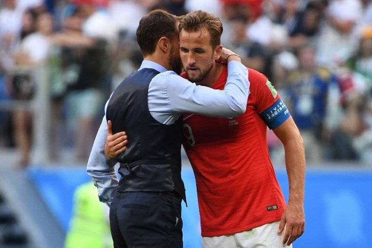Southgate abrasa a Kane tras finalizado el partido ante Bélgica
