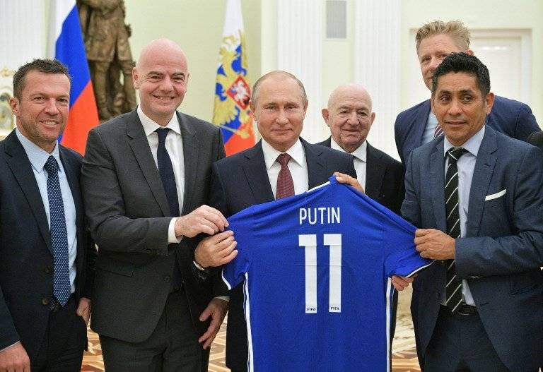 Putin recibe una camiseta con su nombre y número 11