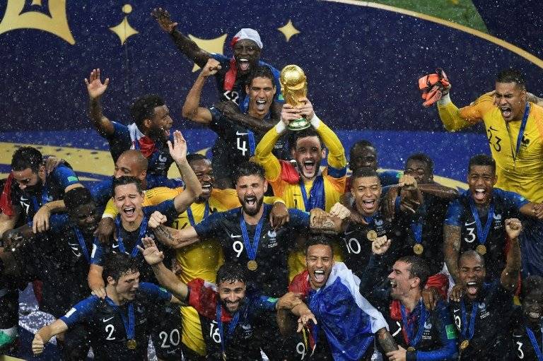 Momento en que Lloris alza la copa que acredita a Francia como monarca del mundo