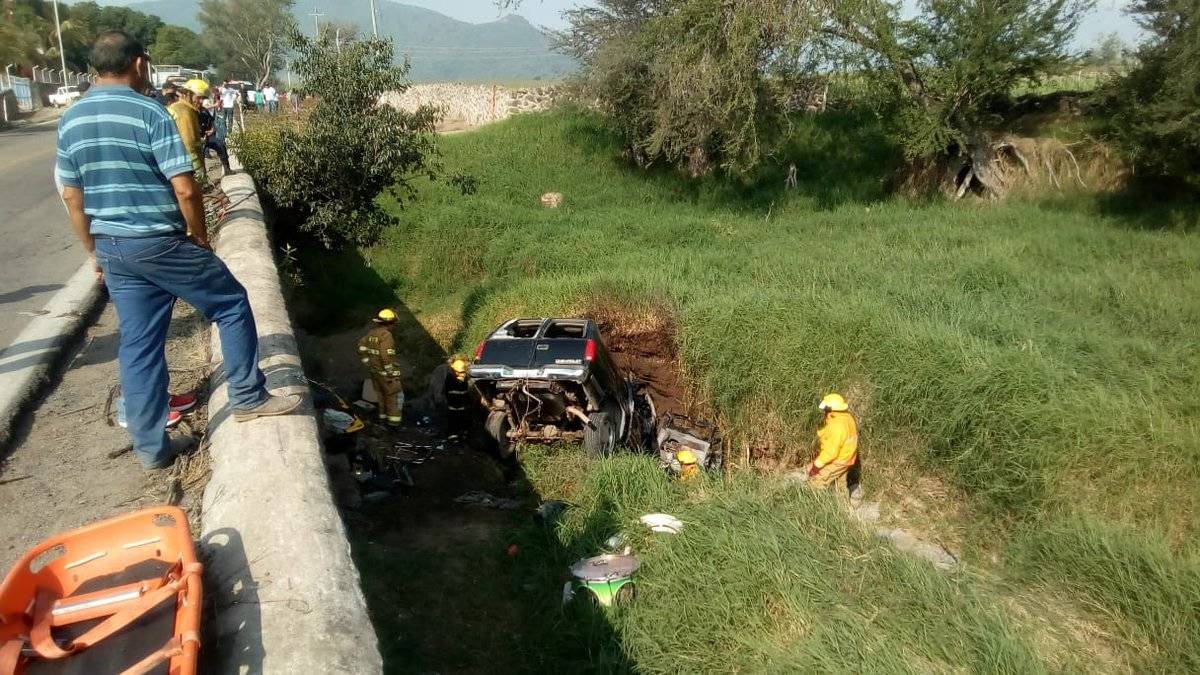 Fallecen integrantes de banda en vuelco de camioneta en el Sur de Jalisco