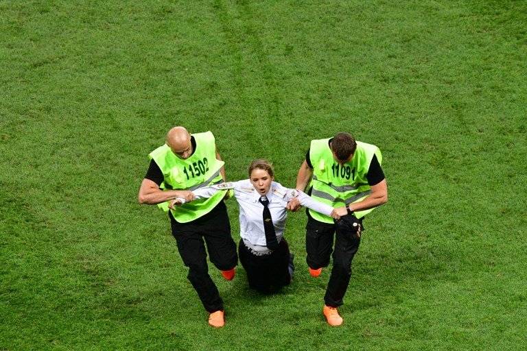 Momento en que la seguridad saca de la gramilla del estadio a un aficionado que ingresó