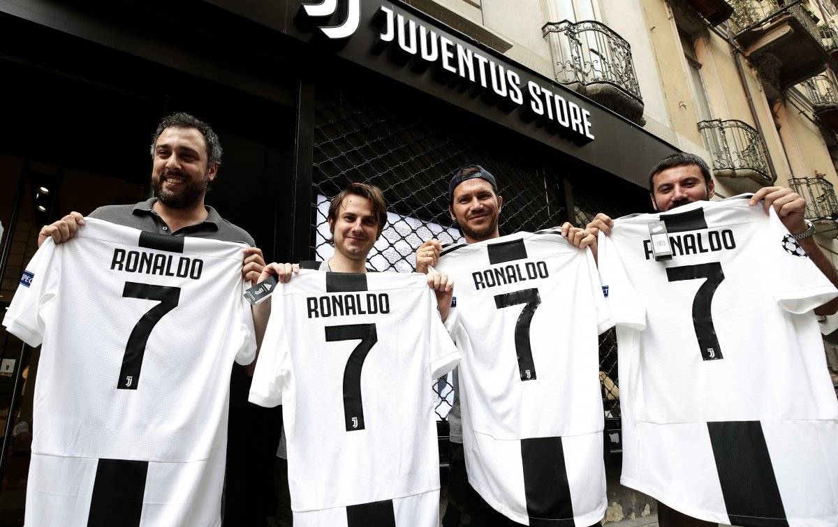 Aficionados de la Juventus con la camisola de CR7