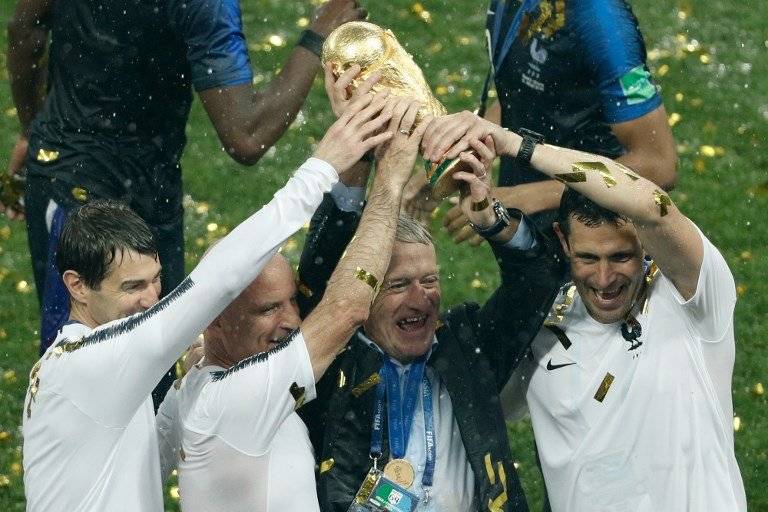 Deschamps nuevamente alzó una copa del mundo