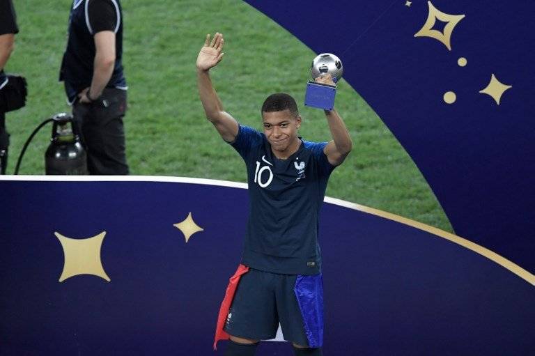 Mbappé alza el trofeo al Mejor Jugador Joven del Mundial