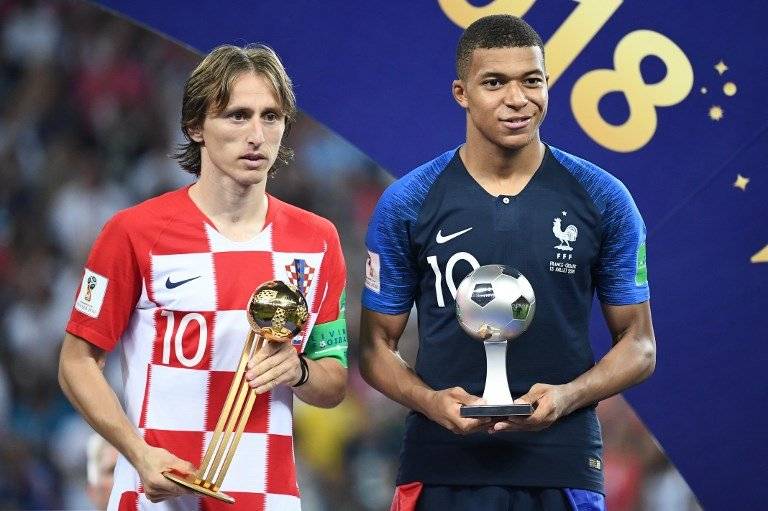 Modric junto a Mbappé, ambos fueron galardonados