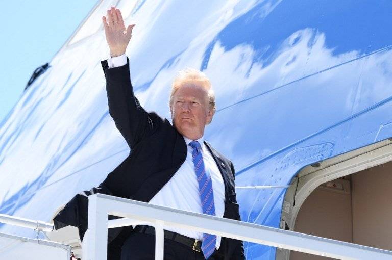Donald Trump saludando
