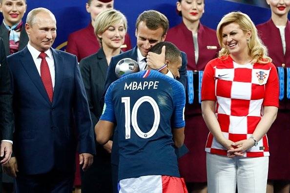 Mujer se guarda medalla de Oro durante premiación de la Final del Mundial Rusia 2018