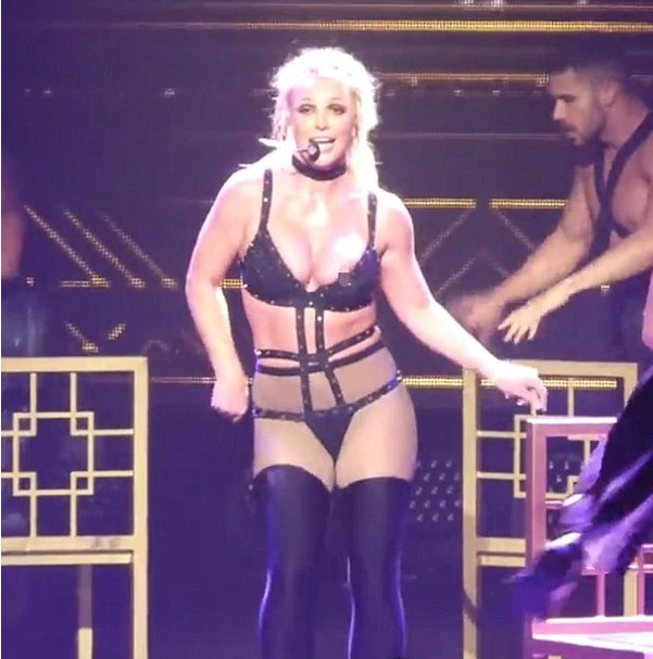 Britney Spears volvió a sufrir un descuido en el escenario y mostró uno de sus pechos en una presentación en Estados Unidos Britney Spears volvió a sufrir un descuido en el escenario y mostró uno de sus pechos en una presentación en Estados Unidos