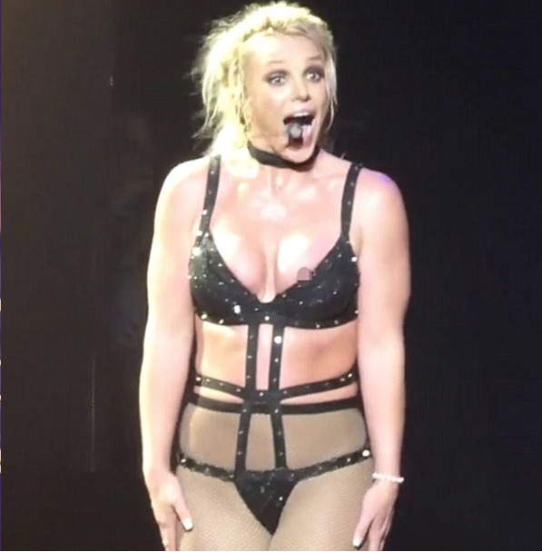 Britney Spears volvió a sufrir un descuido en el escenario y mostró uno de sus pechos en una presentación en Estados Unidos Britney Spears volvió a sufrir un descuido en el escenario y mostró uno de sus pechos en una presentación en Estados UnidosBritney Spears volvió a sufrir un descuido en el escenario y mostró uno de sus pechos en una presentación en Estados Unidos