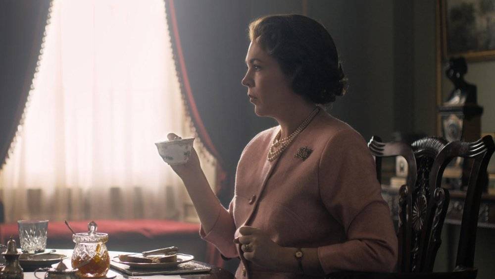 Olivia Colman como Elizabeth II em