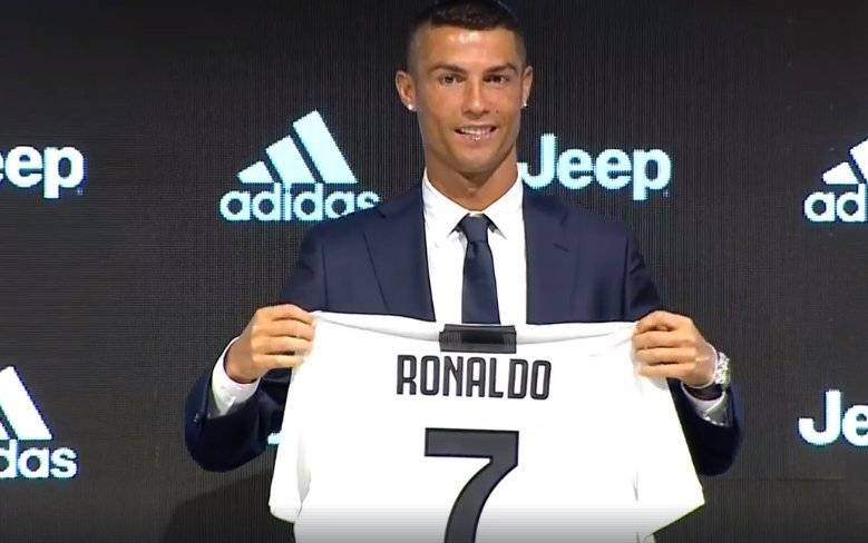 Cristiano muestra la camiseta de su nuevo equipo