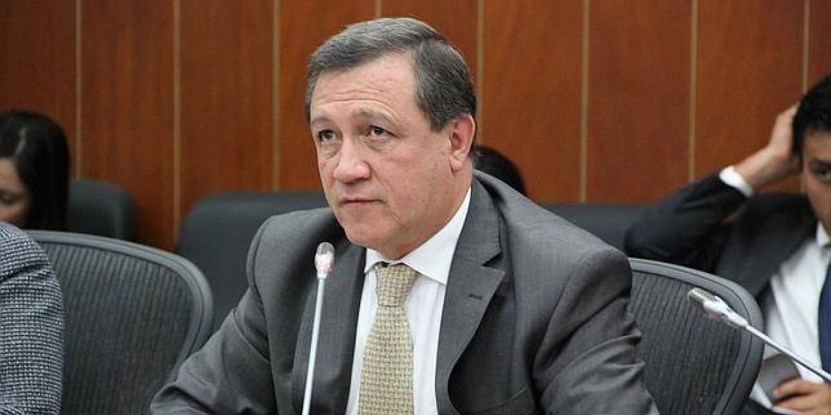 Ernesto Macias Pide Investigar A Chamanes Que Habrian Provocado Los Vientos En La Posesion De Duque Ernesto Macias Pide Investigar A Chamanes Que Habrian Provocado Los Vientos En La Posesion De Duque
