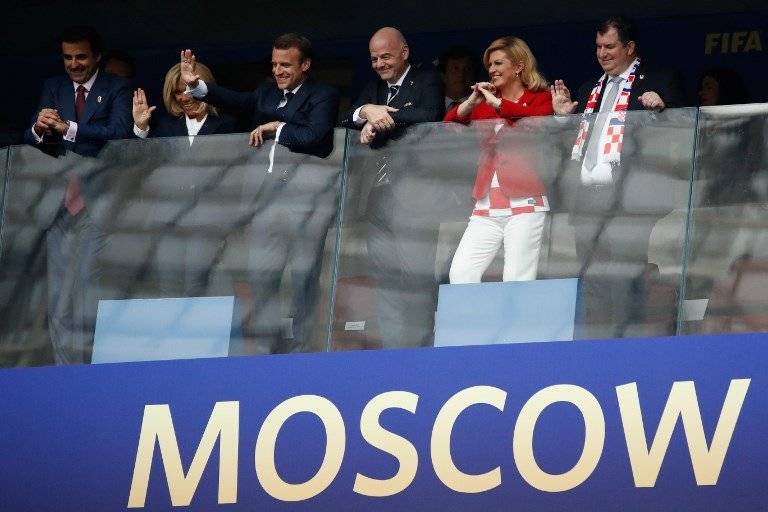 La presidenta de Croacia junto a su esposo en la final del Mundial
