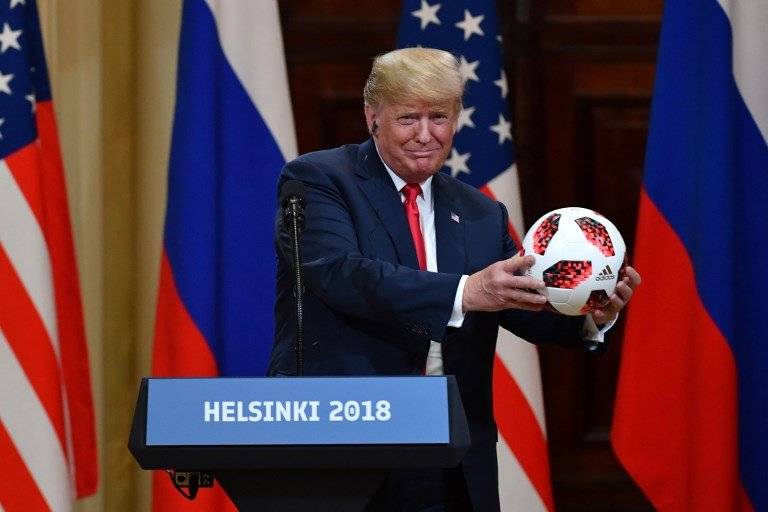 Donald Trump con la pelota del Mundial 2018